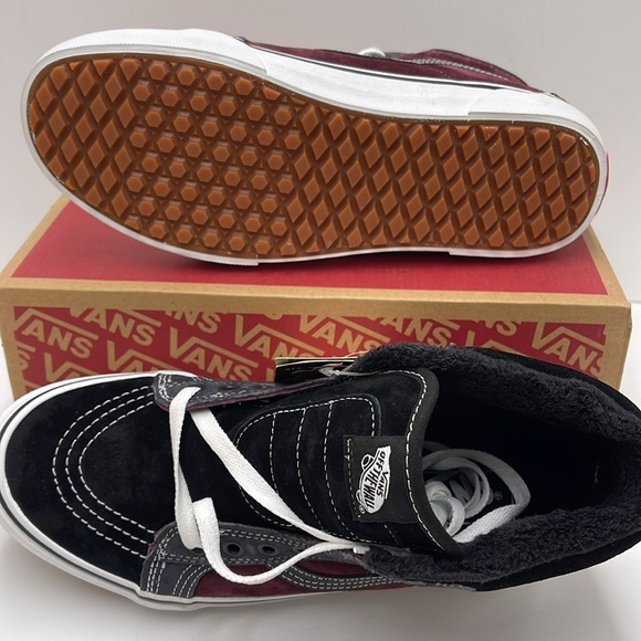 Vans Women’s Sk8-Hi Mte
(Mte) Port Royale/Black
VN0A4BV7XKZ
Boots Sneakers - Picture 3 of 16